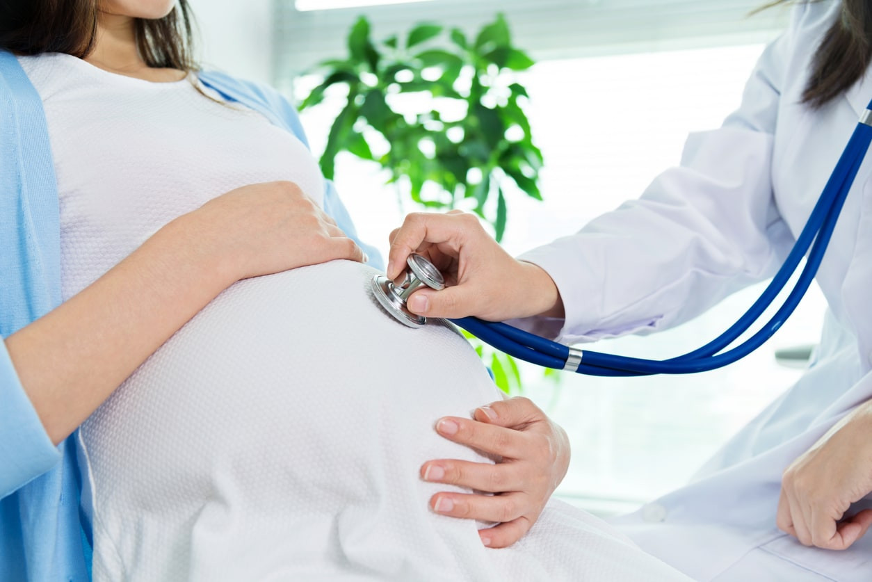 Посещение врача беременной. Обследование беременных. Терапевт для беременных.